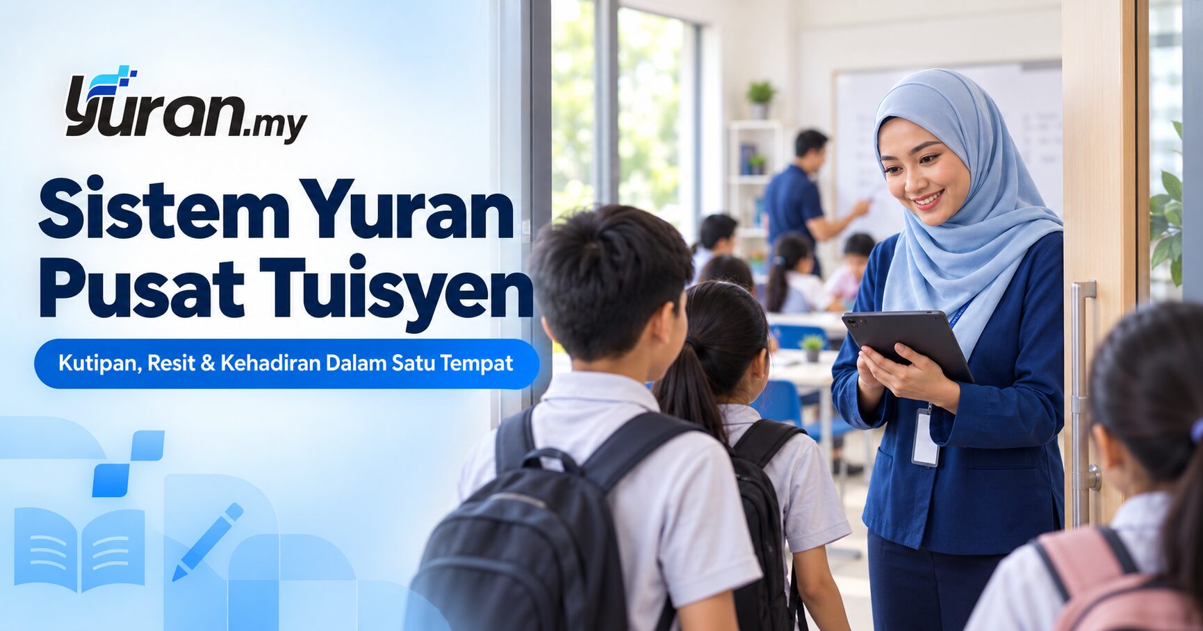 Tutor pusat tuisyen menyemak rekod yuran di tablet semasa pelajar masuk kelas