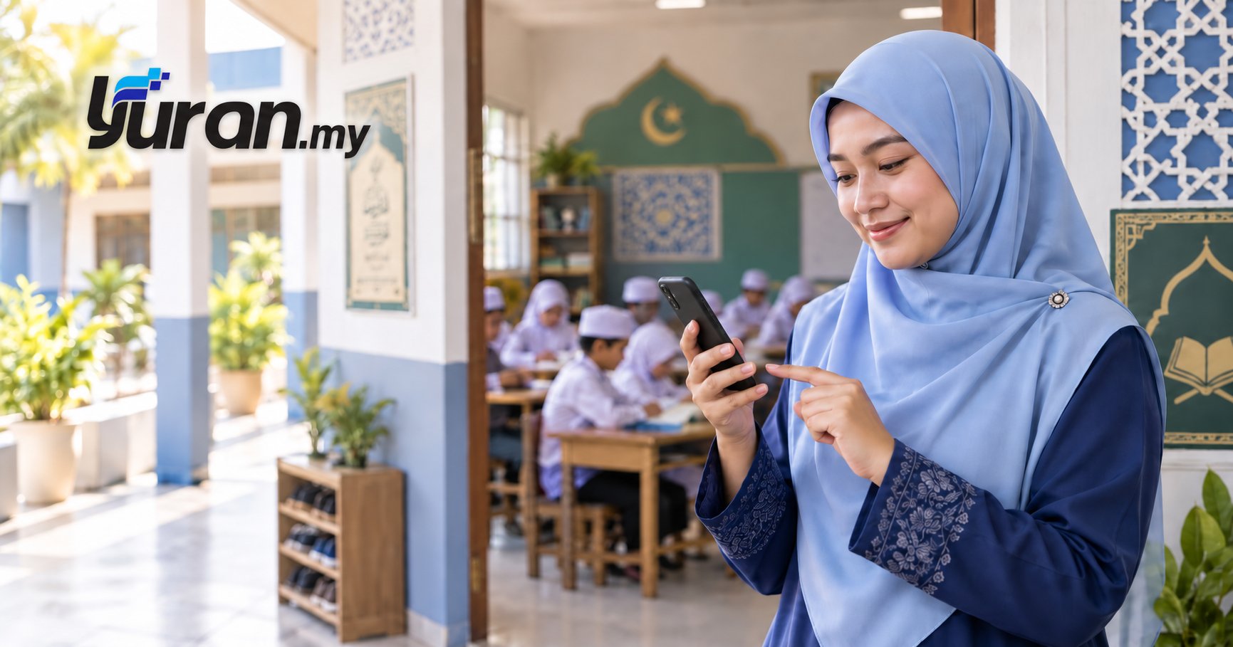 Guru KAFA menyemak sistem yuran di telefon di ruang kelas